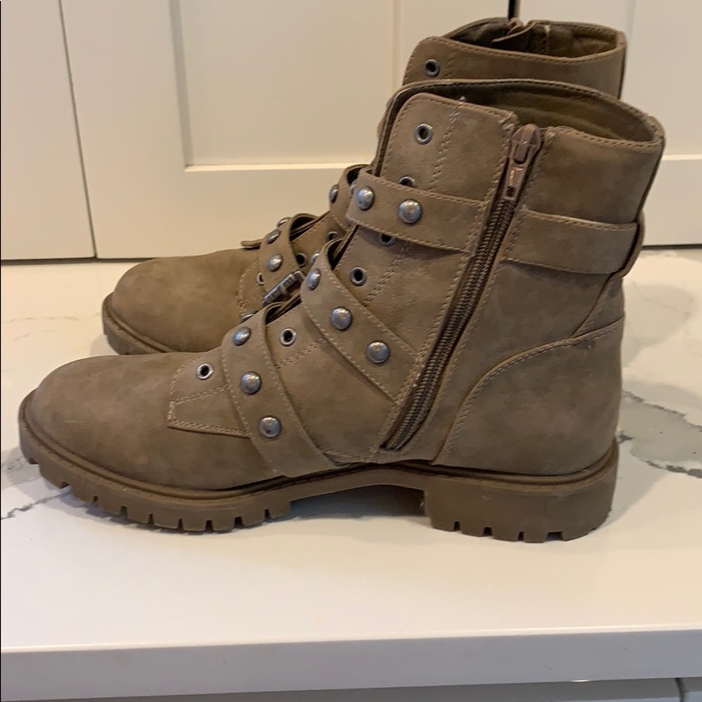 Boots - Picture 3 of 5